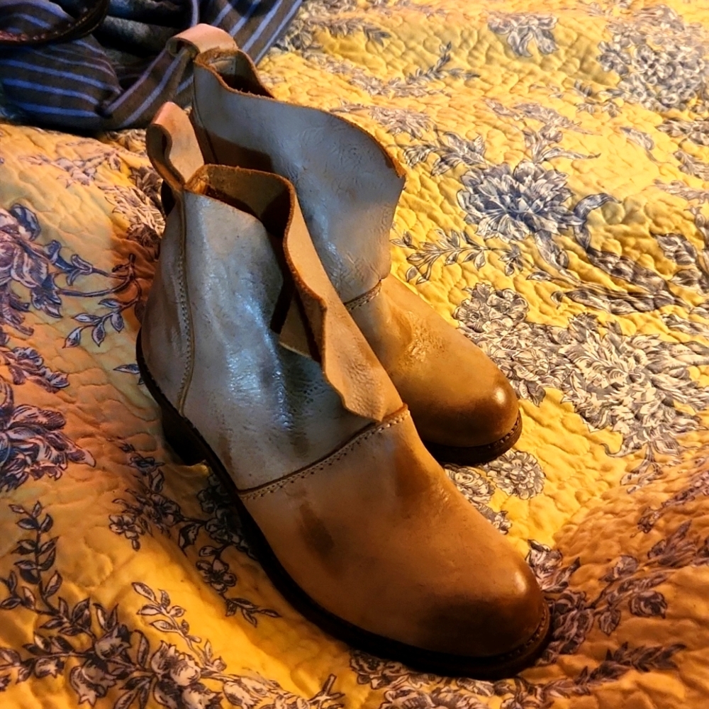Holding Horses] anthropolgie beige leather boots  size 6 1/2.
